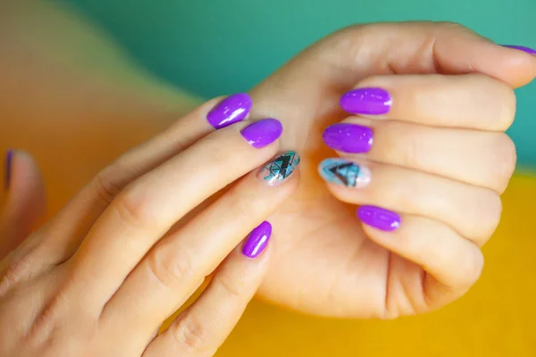 Mãos Femininas Salão Manicure Com Uma Bela Manicura — Fotografia de Stock