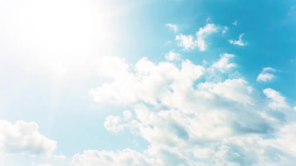 Небо с белыми облаками — стоковое видео