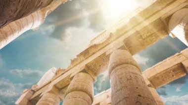 Büyük Hypostyle Salonu ve Karnak Tapınağı'nda bulutlar, antik Thebes. Luxor, Mısır