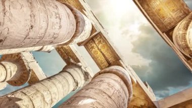 Büyük Hypostyle Salonu ve Karnak Tapınağı'nda bulutlar, antik Thebes. Luxor, Mısır
