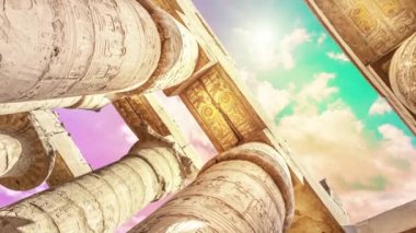 Büyük Hypostyle Salonu ve Karnak Tapınağı'nda bulutlar, antik Thebes. Luxor, Mısır