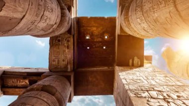 Büyük Hypostyle Salonu ve Karnak Tapınağı'nda bulutlar, antik Thebes. Luxor, Mısır