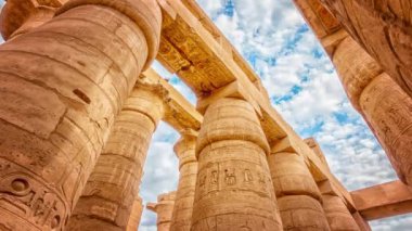 Büyük Hypostyle Salonu ve Karnak Tapınağı'nda bulutlar, antik Thebes. Luxor, Mısır