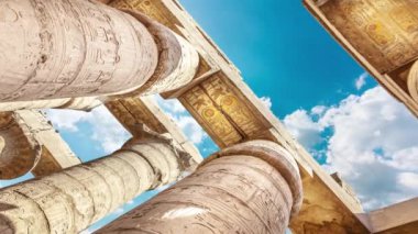 Büyük Hypostyle Salonu ve Karnak Tapınağı'nda bulutlar, antik Thebes. Luxor, Mısır