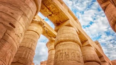 Büyük Hypostyle Salonu ve Karnak Tapınağı'nda bulutlar, antik Thebes. Luxor, Mısır