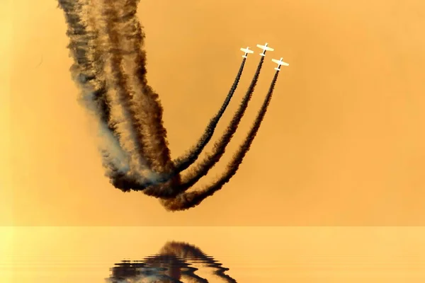 Braune Spuren Himmel Globale Erwärmung Luftfahrt Flugzeuge Luftverschmutzung Wasser — Stockfoto