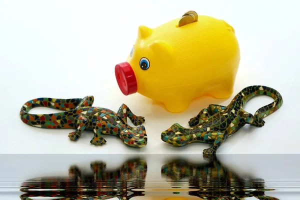 Gelbes Sparschwein Und Zwei Grüne Mosaikeidechsen Replizieren Krokodile Ufer Volkswirtschaften — Stockfoto