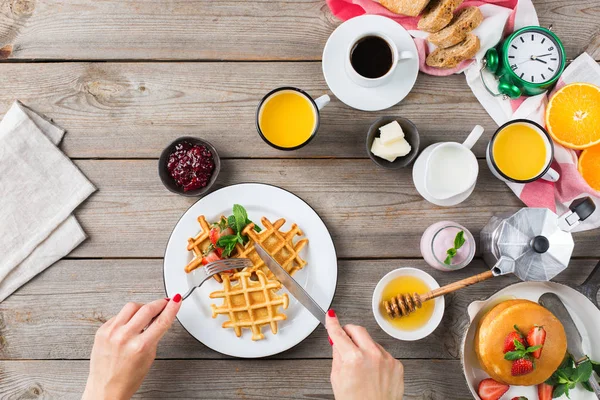 Еда Напитки Здоровое Питание Утрам Ассортимент Завтрака Блинами Вафлями Бутербродами — стоковое фото