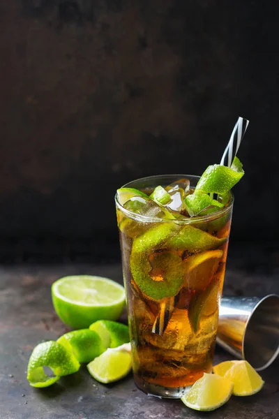 Élelmiszer Ital Ünnepek Párt Fogalmát Alkohol Rum Cola Cuba Libre — Stock Fotó