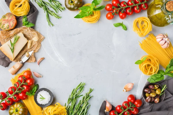 İtalyan gıda maddeleri arka plan ile makarna, zeytin yağı, parmesan peyniri, Yeşil fesleğen, olgun domates, sarımsak, otlar pişirme. Üstten görünüm arka plan kopya alanı düz yatıyordu