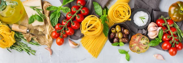イタリアの食品成分パスタ オリーブオイル パルメザンチーズ グリーンバジル 熟したトマト ニンニク ハーブを使用してバックグラウンドを調理 フラットレイトップビューの背景 — ストック写真