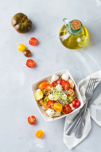 개념입니다 샐러드와 유기농 토마토 구운된 식탁에 Microgreen — 스톡 사진