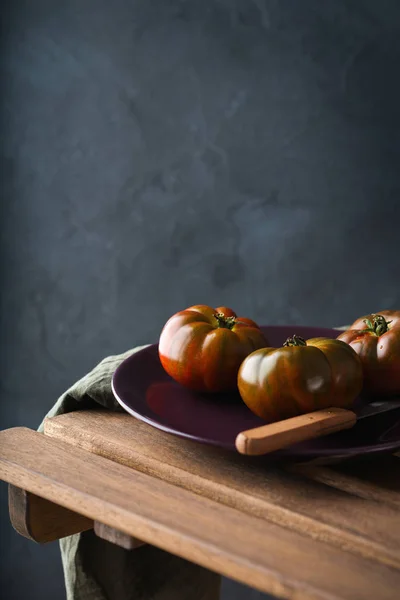 개념입니다 식탁에 토마토의 어두운 — 스톡 사진
