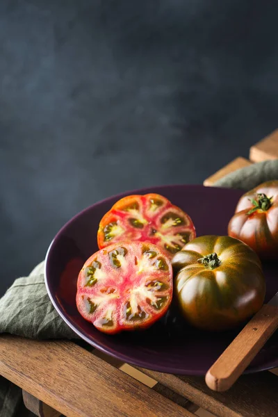 개념입니다 식탁에 토마토의 어두운 — 스톡 사진