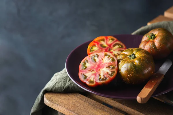 개념입니다 식탁에 토마토의 어두운 — 스톡 사진