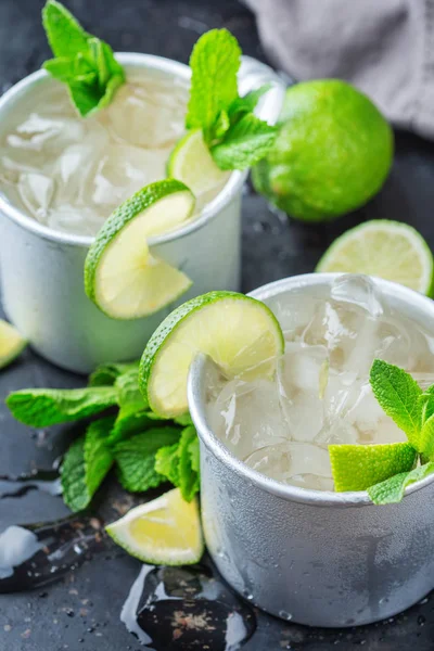 Gıda ve içecek, tatil partisi konsepti. Soğuk taze klasik içecek Moskova katır kokteyl votka, Zencefilli bira ile gümüş bir kupa. limon ve nane için ferahlık yaz gün