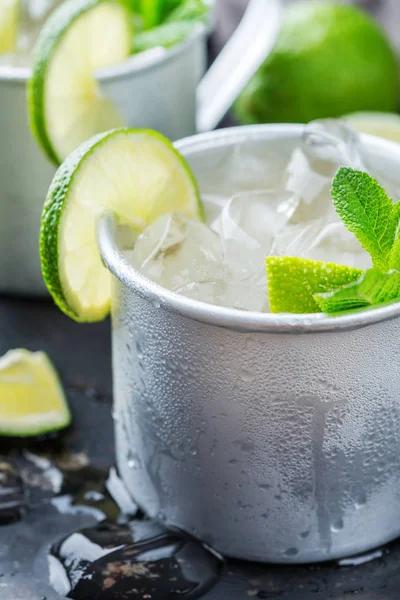 Gıda ve içecek, tatil partisi konsepti. Soğuk taze klasik içecek Moskova katır kokteyl votka, Zencefilli bira ile gümüş bir kupa. limon ve nane için ferahlık yaz gün