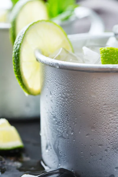 Gıda ve içecek, tatil partisi konsepti. Soğuk taze klasik içecek Moskova katır kokteyl votka, Zencefilli bira ile gümüş bir kupa. limon ve nane için ferahlık yaz gün