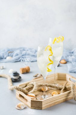 Yiyecek ve içecek, parti tatil kavramı. Alkol içecek soğuk soğuk şampanya kokteyli içecek yaz günleri için modern bir tablo