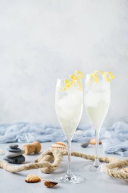 Yiyecek ve içecek, parti tatil kavramı. Alkol içecek soğuk soğuk şampanya kokteyli içecek yaz günleri için modern bir tablo. Alan arka plan kopyalama