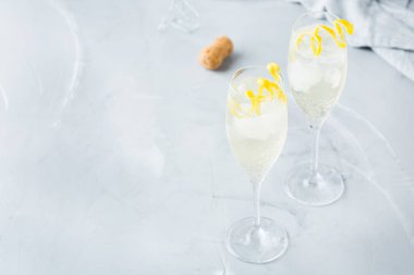 Yiyecek ve içecek, parti tatil kavramı. Alkol içecek soğuk soğuk şampanya kokteyli içecek yaz günleri için modern bir tablo. Alan arka plan kopyalama