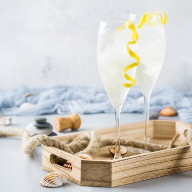 Yiyecek ve içecek, parti tatil kavramı. Alkol içecek soğuk soğuk şampanya kokteyli içecek yaz günleri için modern bir tablo