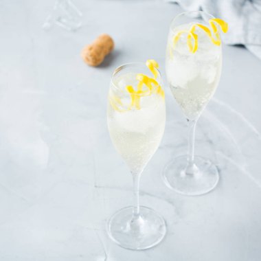 Yiyecek ve içecek, parti tatil kavramı. Alkol içecek soğuk soğuk şampanya kokteyli içecek yaz günleri için modern bir tablo