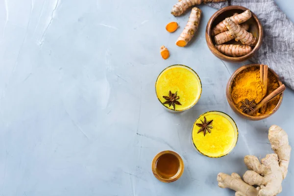 Bebida India Tradicional Cúrcuma Leche Oro Vaso Con Ingredientes Jengibre — Foto de Stock