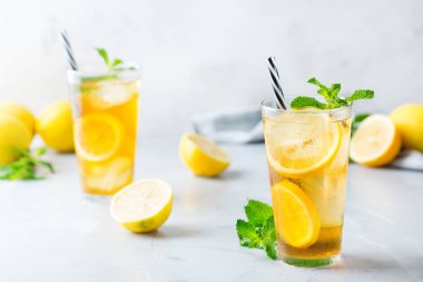 Gıda ve içecek, tatil partisi konsepti. Limon nane bir cam bir tabloda çay kokteyl serinletici içecek içecek yaz günleri için buzlu.
