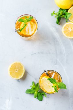 Gıda ve içecek, tatil partisi konsepti. Limon nane yaz günleri için bir cam bir tabloda çay kokteyl serinletici içecek içecek buzlu. Üstten görünüm düz yatıyordu