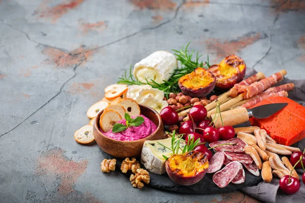 음식과 스페인 타파스 이탈리아 전채의 견과류와 테이블에 — 스톡 사진