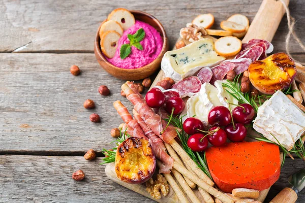 음식과 스페인 타파스 이탈리아 전채의 견과류와 테이블에 — 스톡 사진