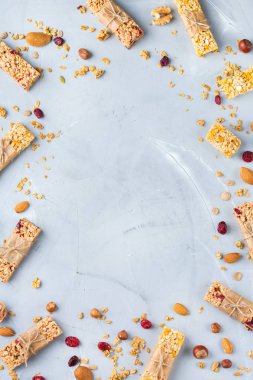 Yiyecek ve içecek, diyet, beslenme kahvaltı kavramı. Sağlıklı ev yapımı Mısır gevreği granola müsli barlar ile yulaf, fındık, Kuru meyveler rahat mutfak masasında. En iyi görünüm düz yatıyordu kopya alan arka plan