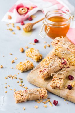 Yiyecek ve içecek, diyet, beslenme kahvaltı kavramı. Sağlıklı ev yapımı Mısır gevreği granola müsli barlar ile yulaf, fındık, Kuru meyveler rahat mutfak masasında