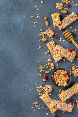 Yiyecek ve içecek, diyet, beslenme kahvaltı kavramı. Sağlıklı ev yapımı Mısır gevreği granola müsli barlar ile yulaf, fındık, Kuru meyveler rahat mutfak masasında. En iyi görünüm düz yatıyordu kopya alan arka plan