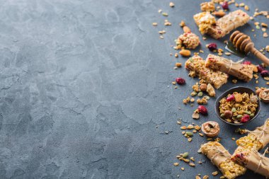 Yiyecek ve içecek, diyet, beslenme kahvaltı kavramı. Sağlıklı ev yapımı Mısır gevreği granola müsli barlar ile yulaf, fındık, Kuru meyveler rahat mutfak masasında. Alan arka plan kopyalama