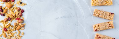 Yiyecek ve içecek, diyet, beslenme kahvaltı kavramı. Sağlıklı ev yapımı Mısır gevreği granola müsli barlar ile yulaf, fındık, Kuru meyveler rahat mutfak masasında. En iyi görünüm düz yatıyordu kopya alan arka plan