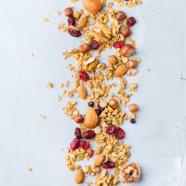 Yiyecek ve içecek, diyet, beslenme kahvaltı kavramı. Sağlıklı ev yapımı Mısır gevreği granola müsli yulaf, fındık, Kuru meyveler rahat mutfak masasında. En iyi görünüm düz yatıyordu kopya alan arka plan