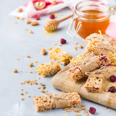 Yiyecek ve içecek, diyet, beslenme kahvaltı kavramı. Sağlıklı ev yapımı Mısır gevreği granola müsli barlar ile yulaf, fındık, Kuru meyveler rahat mutfak masasında