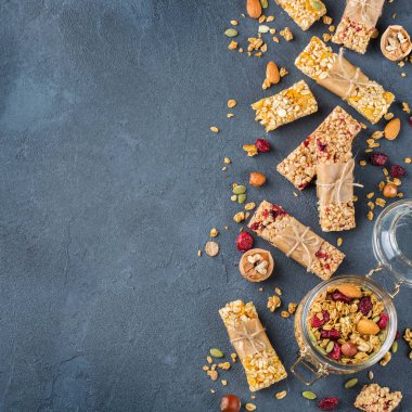 Yiyecek ve içecek, diyet, beslenme kahvaltı kavramı. Sağlıklı ev yapımı Mısır gevreği granola müsli barlar ile yulaf, fındık, Kuru meyveler rahat mutfak masasında. En iyi görünüm düz yatıyordu kopya alan arka plan