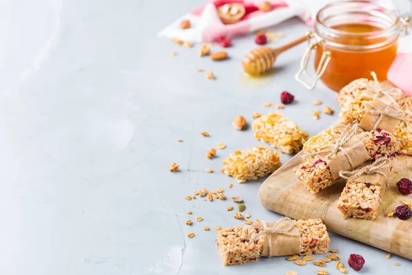 Yiyecek ve içecek, diyet, beslenme kahvaltı kavramı. Sağlıklı ev yapımı Mısır gevreği granola müsli barlar ile yulaf, fındık, Kuru meyveler rahat mutfak masasında. Alan arka plan kopyalama