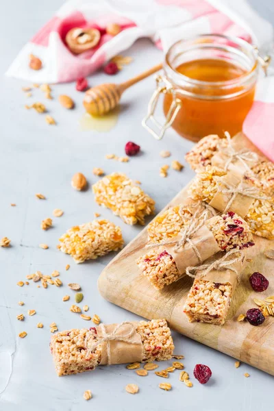 Yiyecek ve içecek, diyet, beslenme kahvaltı kavramı. Sağlıklı ev yapımı Mısır gevreği granola müsli barlar ile yulaf, fındık, Kuru meyveler rahat mutfak masasında