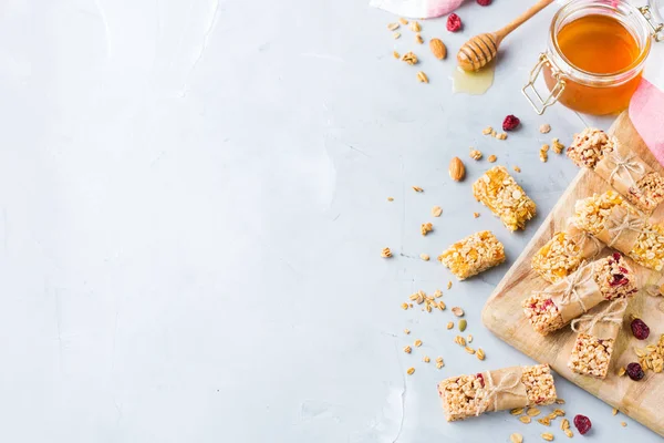 Yiyecek ve içecek, diyet, beslenme kahvaltı kavramı. Sağlıklı ev yapımı Mısır gevreği granola müsli barlar ile yulaf, fındık, Kuru meyveler rahat mutfak masasında. En iyi görünüm düz yatıyordu kopya alan arka plan