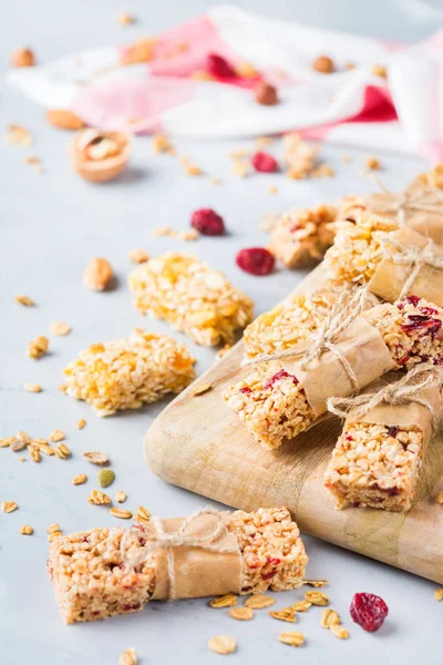 Yiyecek ve içecek, diyet, beslenme kahvaltı kavramı. Sağlıklı ev yapımı Mısır gevreği granola müsli barlar ile yulaf, fındık, Kuru meyveler rahat mutfak masasında