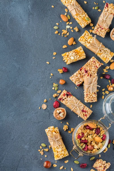 Yiyecek ve içecek, diyet, beslenme kahvaltı kavramı. Sağlıklı ev yapımı Mısır gevreği granola müsli barlar ile yulaf, fındık, Kuru meyveler rahat mutfak masasında. En iyi görünüm düz yatıyordu kopya alan arka plan