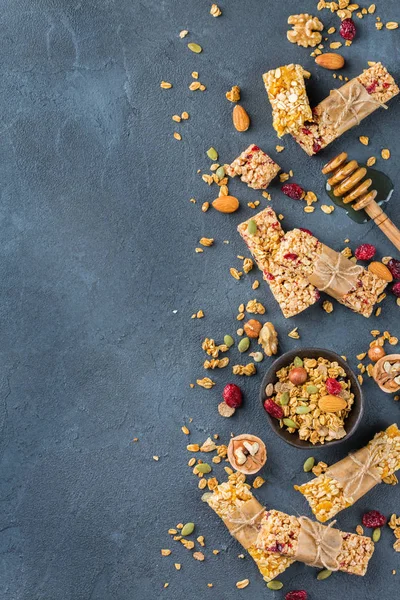 Yiyecek ve içecek, diyet, beslenme kahvaltı kavramı. Sağlıklı ev yapımı Mısır gevreği granola müsli barlar ile yulaf, fındık, Kuru meyveler rahat mutfak masasında. En iyi görünüm düz yatıyordu kopya alan arka plan