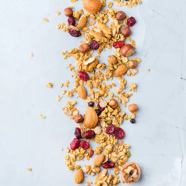 Yiyecek ve içecek, diyet, beslenme kahvaltı kavramı. Sağlıklı ev yapımı Mısır gevreği granola müsli yulaf, fındık, Kuru meyveler rahat mutfak masasında. En iyi görünüm düz yatıyordu kopya alan arka plan