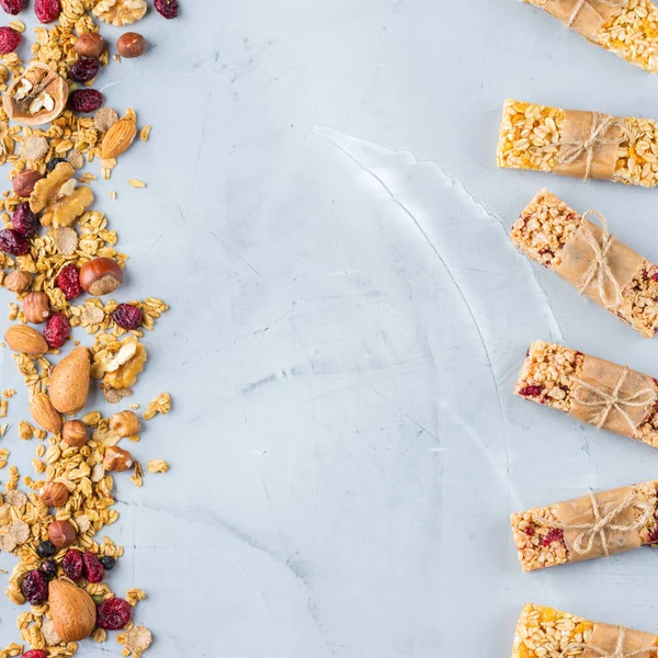 Yiyecek ve içecek, diyet, beslenme kahvaltı kavramı. Sağlıklı ev yapımı Mısır gevreği granola müsli barlar ile yulaf, fındık, Kuru meyveler rahat mutfak masasında. En iyi görünüm düz yatıyordu kopya alan arka plan