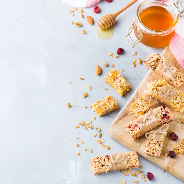 Yiyecek ve içecek, diyet, beslenme kahvaltı kavramı. Sağlıklı ev yapımı Mısır gevreği granola müsli barlar ile yulaf, fındık, Kuru meyveler rahat mutfak masasında. En iyi görünüm düz yatıyordu kopya alan arka plan