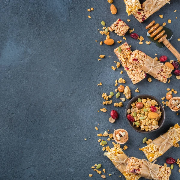 Yiyecek ve içecek, diyet, beslenme kahvaltı kavramı. Sağlıklı ev yapımı Mısır gevreği granola müsli barlar ile yulaf, fındık, Kuru meyveler rahat mutfak masasında. En iyi görünüm düz yatıyordu kopya alan arka plan